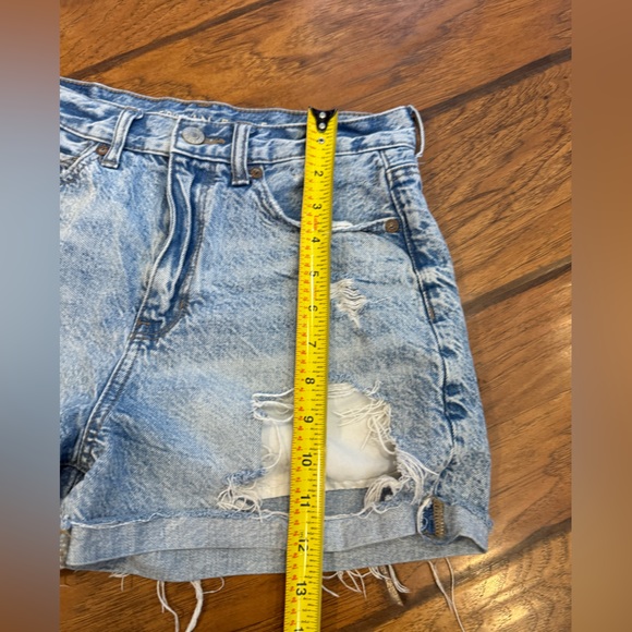 American Eagle jean shorts women’s 2 Mom Short distressed blue exposed pockets - Picture 5 of 9